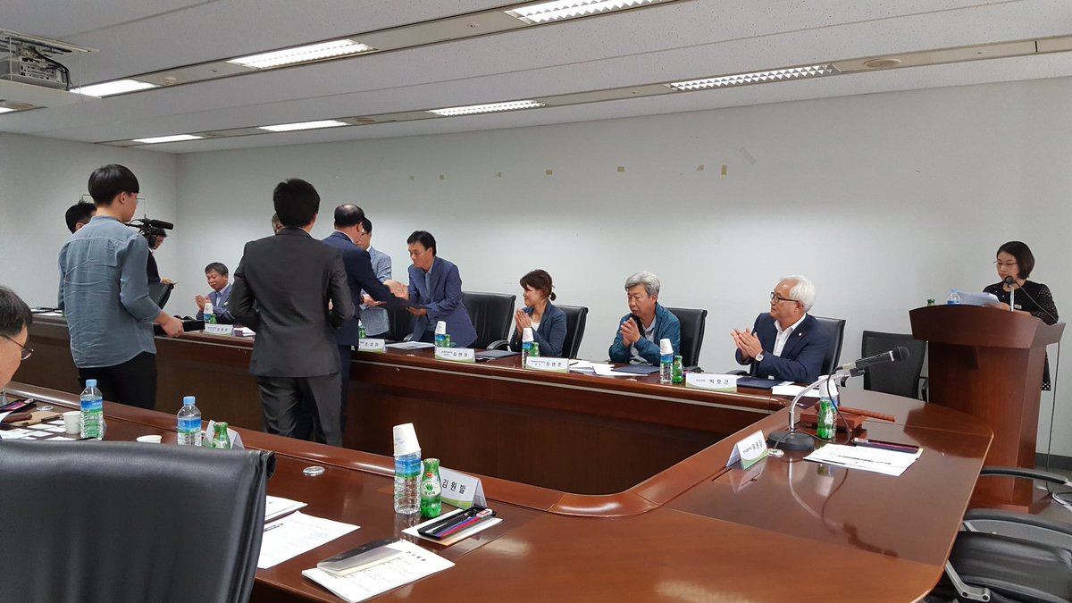 2016년 탄천 미래발전위원회 위촉식 및 정기회가 첫날 진행됐습니다.
시민단체, 전문가, 교수 등으로 구성되어 탄천 발전에 함께 고민하고 개선하여 명품 #성남시 명품 탄천이 될것을 기대가 큽봅니다.