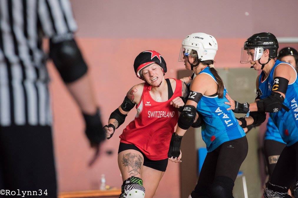 missy la strange at the #erdt2016 against italy. photocredit by Rolynn34 #rollerderby #teamch #derbylove