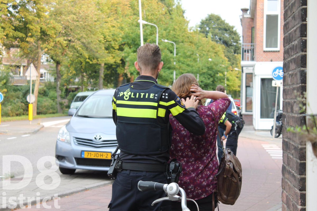 RedactieD8's tweet photo. Aanrijding tussen twee auto's op de kruising #Simonsstraat met de #Delfgauwseweg in #Delft. Ambulance onderweg. https://t.co/rluGVCky9t