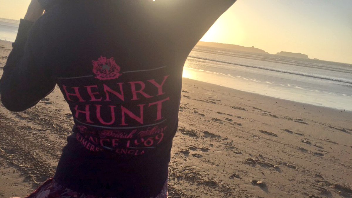 CMiller9423's tweet photo. My @henryhunt_ hoody keeping me warm while watching the sunset in Essaouria, Morocco 🌅 https://t.co/i4lqe68MD9