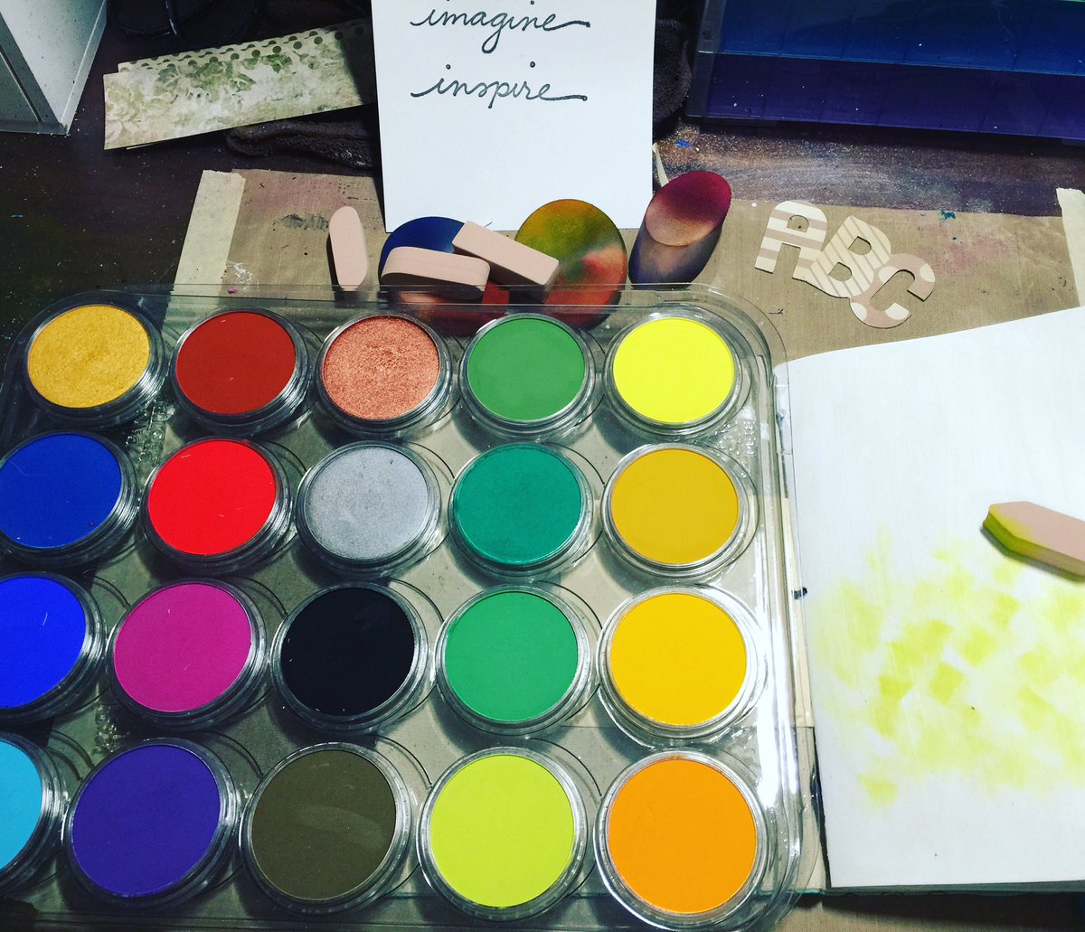 FromArtToHippos's tweet photo. It feels like a panpastel kinda day! #panpastel #fromarttohippos #gettingpainty #artjournal #inspirationjournal https://t.co/gfURrTnGo4
