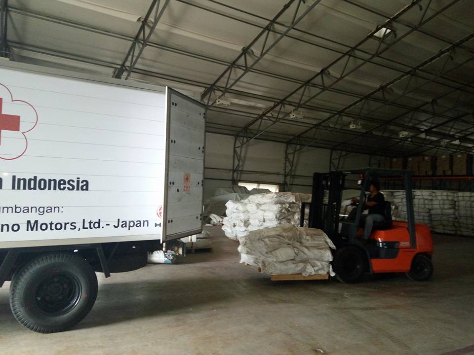 palangmerah's tweet photo. Bantuan awal utk Garut dari PMI Pusat: Terpaulin 25, Selimut  25, Tikar  250, Kantong Mayat 50. #flashflood #PrayForGarut https://t.co/5u2W5bFypv