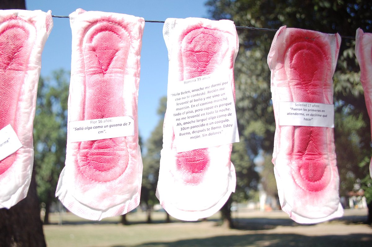 femgesUNC's tweet photo. #Ahora en la #UNC Socorro Rosa interviene Pabellón Venezuela y Plaza seca del Pabellón Argentina, con toallitas que nos hablan de #Aborto https://t.co/Q9ANv811AL