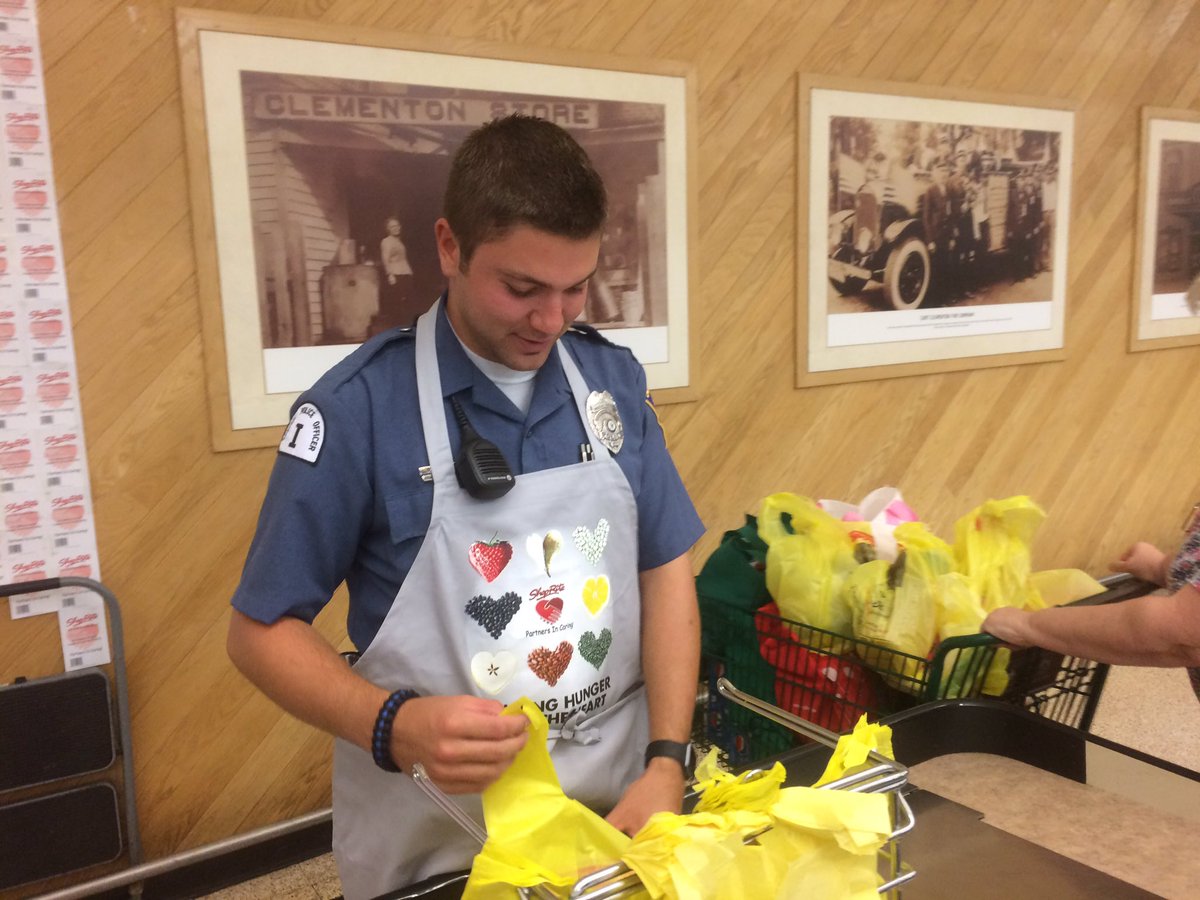 GloTwpPolice's tweet photo. #GTPD Officers participated in partners in caring to help bag out hunger today at #shoprite #community #LESM https://t.co/4A9Afc2oNj