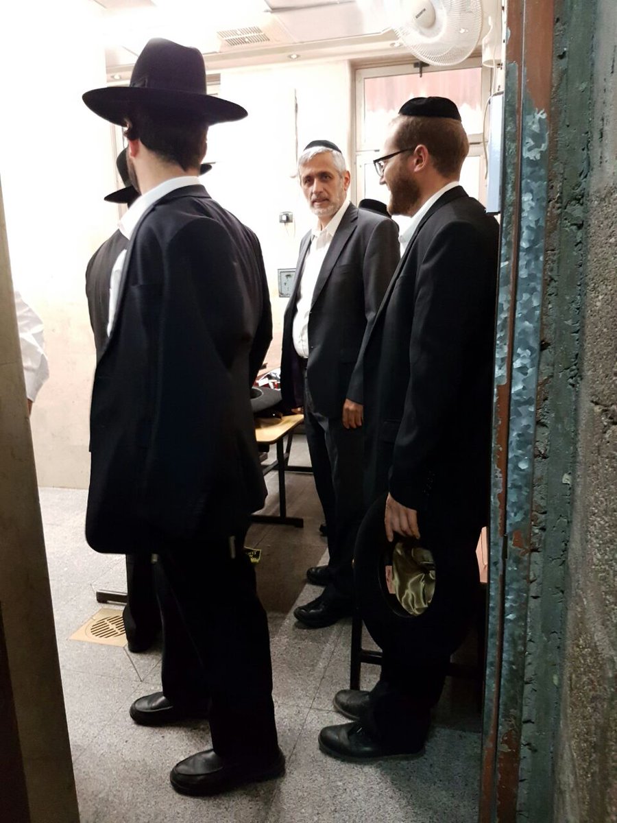 rabirabi4534's tweet photo. יו"ר תנועת יחד אלי ישי בתפילת מנחה בביה"כ איצקוביץ בבני ברק. https://t.co/PBvsHVVgo2