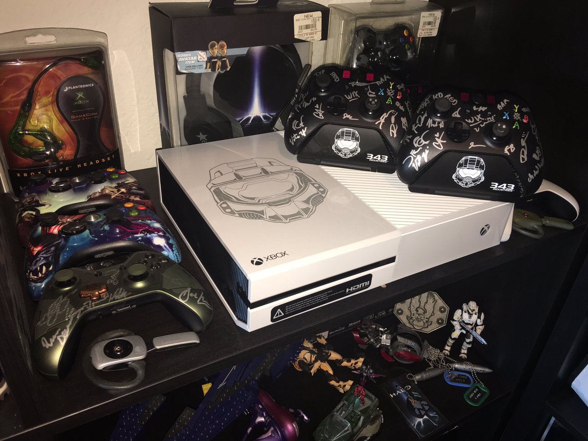 Bighungry2x's tweet image. As much as I am #teamnosticker, I can't change the appearance of this beast. I'm sorry @steinekin. All of my other consoles are stickerless!