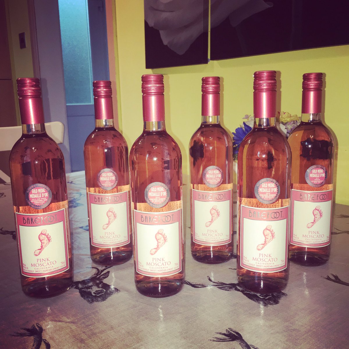 Thankyou <a href="/BarefootwineUK/">BarefootwineUK</a> I'm the happiest gal to receive this coming in from work today 🍷❤️🍷❤️ #pinkmoscatolover #favwine Xoxo