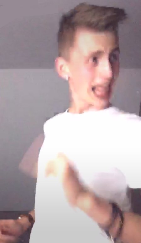 LaLicorneChelou's tweet photo. Quand y a une araignée dans la salle de bain et que tu commence à courir pour t'échapper... 😂 @Tim_Videos https://t.co/lpw6fYP3MB