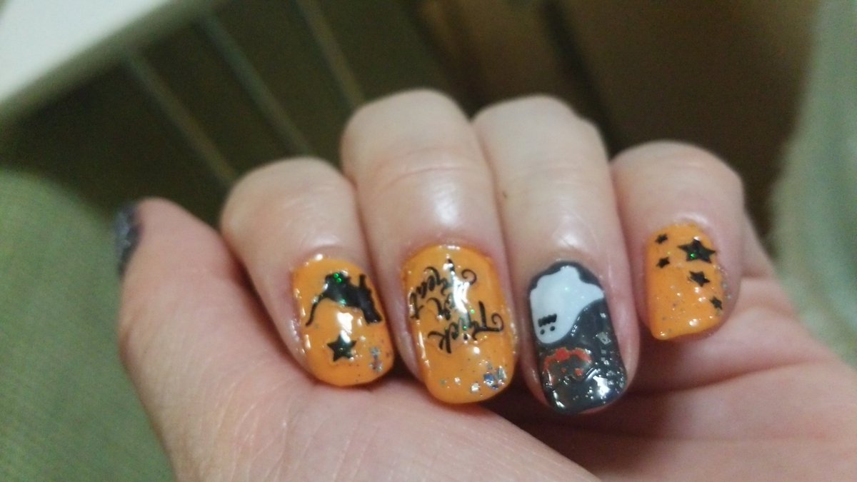 hanaikada1671's tweet photo. ハロウィーンネイル完成♪

Trick or Treat！！

「はぁ…ママのテンションの高さ、マジ疲れるわ～絶対ジェニー仮装させられるんだよ～ズラとか用意されてるもん…疲れるわぁ～」

まぁまぁ付き合いなさいよ！！楽しいじゃん♪ https://t.co/Y92iMtqGw5