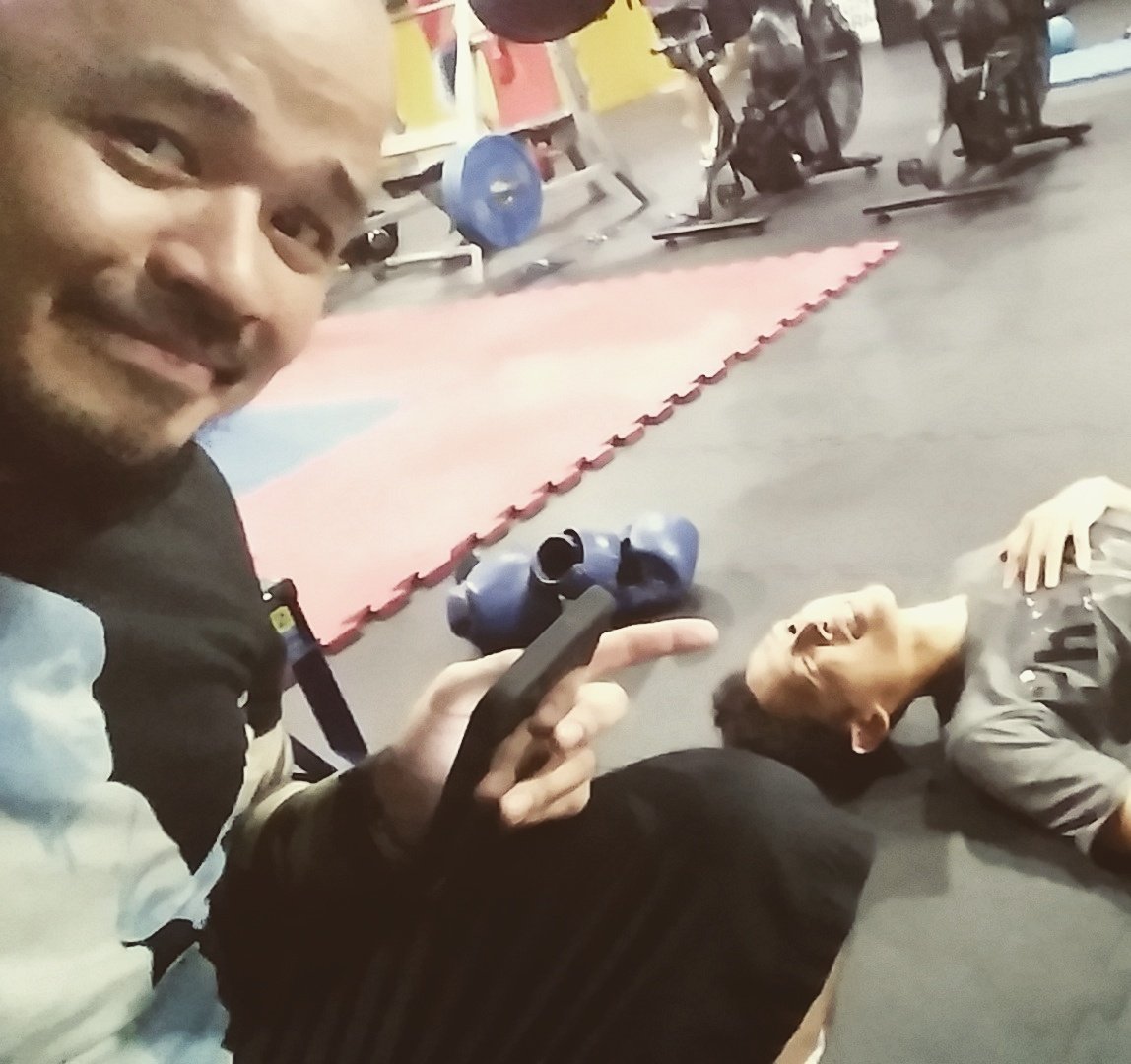 alveniscurly's tweet photo. @ricorobles killing me on a weekly basis! #KeepThatHustle #FightForm at @UltimateFitnessMetrowalk https://t.co/uq1Nb4d237