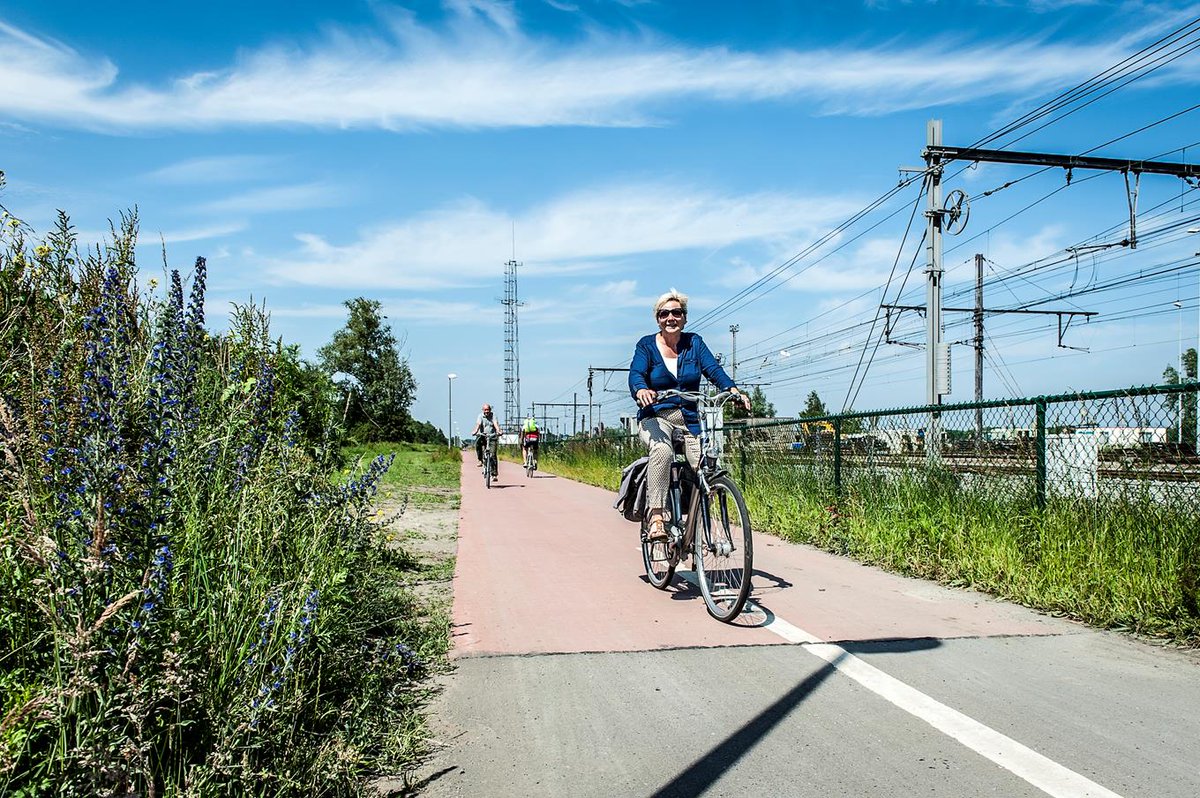 Socialeeconomie's tweet photo. Levanto en #coöperatie Bike&amp;co informeren ondernemers over bedrijfsfietsen op #carfreeday @week_mobiliteit https://t.co/KIsOBZXwCo https://t.co/ZtKDL62Du2