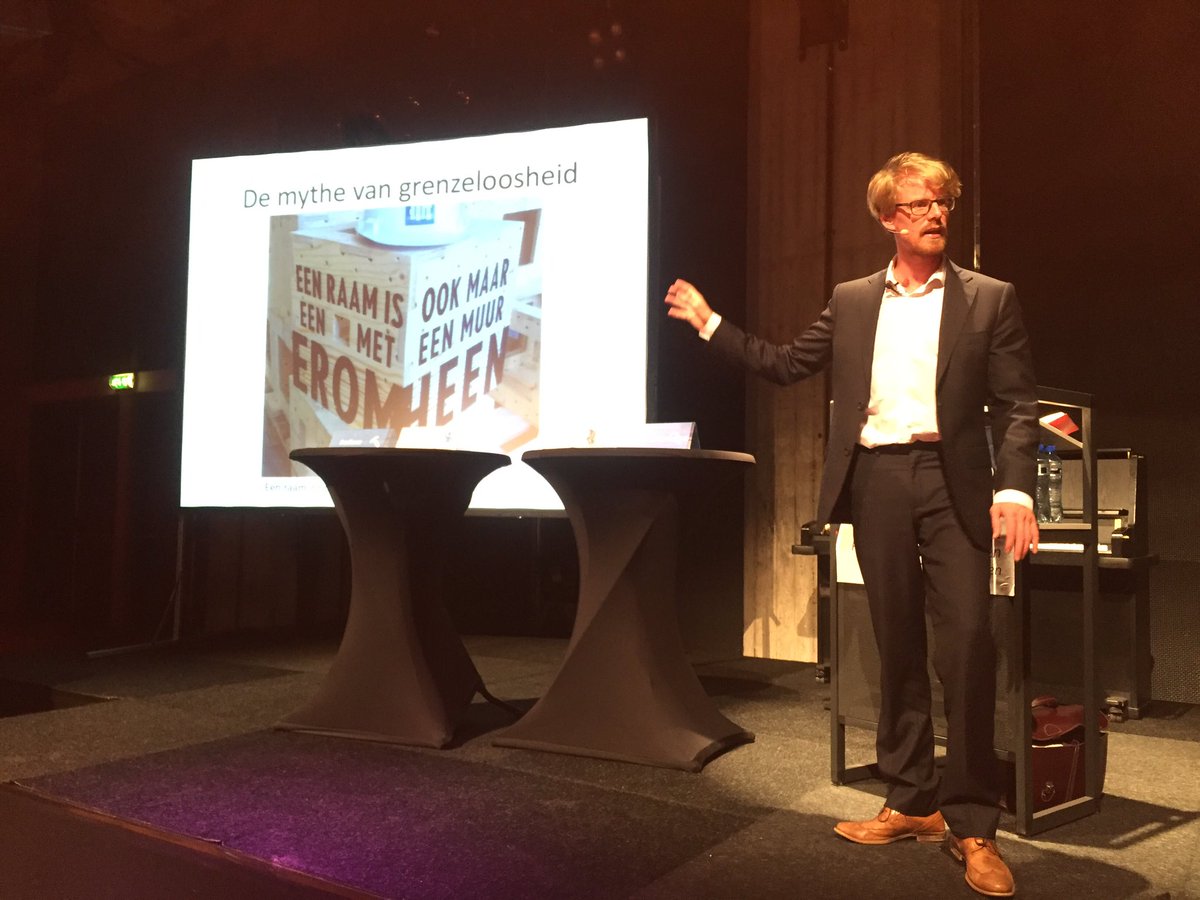 public_cinema's tweet photo. Stadsdichter van @GemeenteLeiden Wouter Ydema met dichterlijke reflectie op thema #fdb16 @VBbestuurskunde https://t.co/cAlOdLofaf