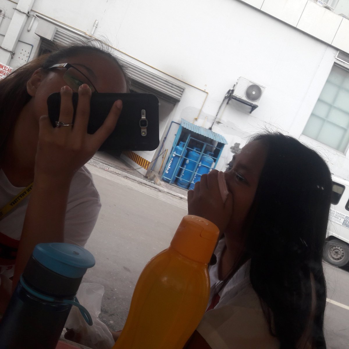 andreaxsuzanne's tweet photo. When u two are hungry af and craves for bread that's why u skipped class 😂 nah, just kiddin. #shobee @PrielLady https://t.co/8Q7dMh6Bgp
