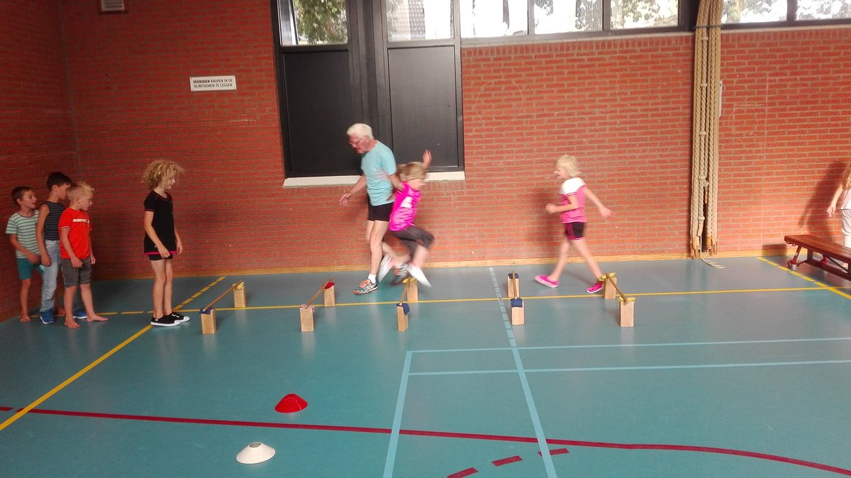 SportService038's tweet photo. Volop beweegplezier op de @cbsdemorgenster met het thema (hard)lopen! Dank aan trainers van @LoopsportZwolle. #NSWZwolle #nsw2016 https://t.co/lw77Xr27ds