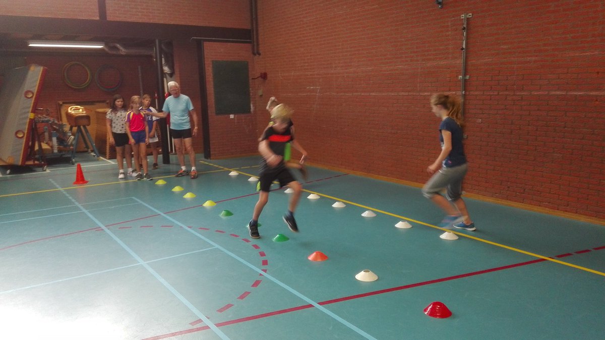 SportService038's tweet photo. Volop beweegplezier op de @cbsdemorgenster met het thema (hard)lopen! Dank aan trainers van @LoopsportZwolle. #NSWZwolle #nsw2016 https://t.co/lw77Xr27ds