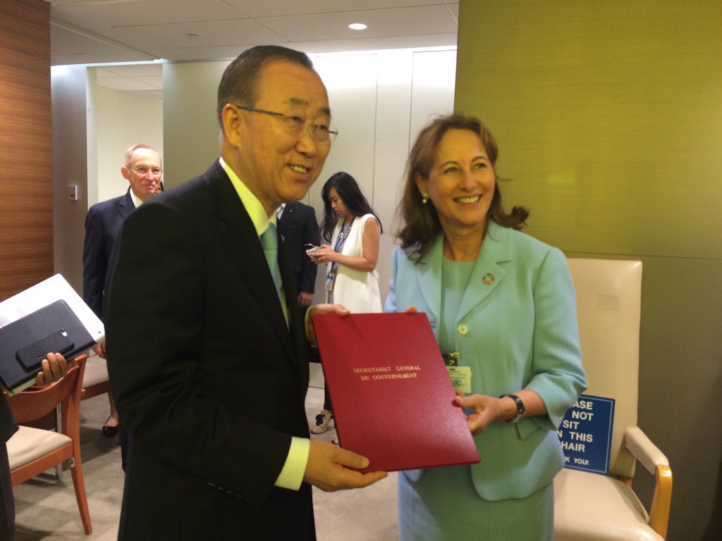 RoyalSegolene's tweet photo. La France, premier pays d'Europe à apporter sa ratification.Le mouvement s'accélère. Sauver le climat pour l'Humanité https://t.co/QkPWrEY5mK