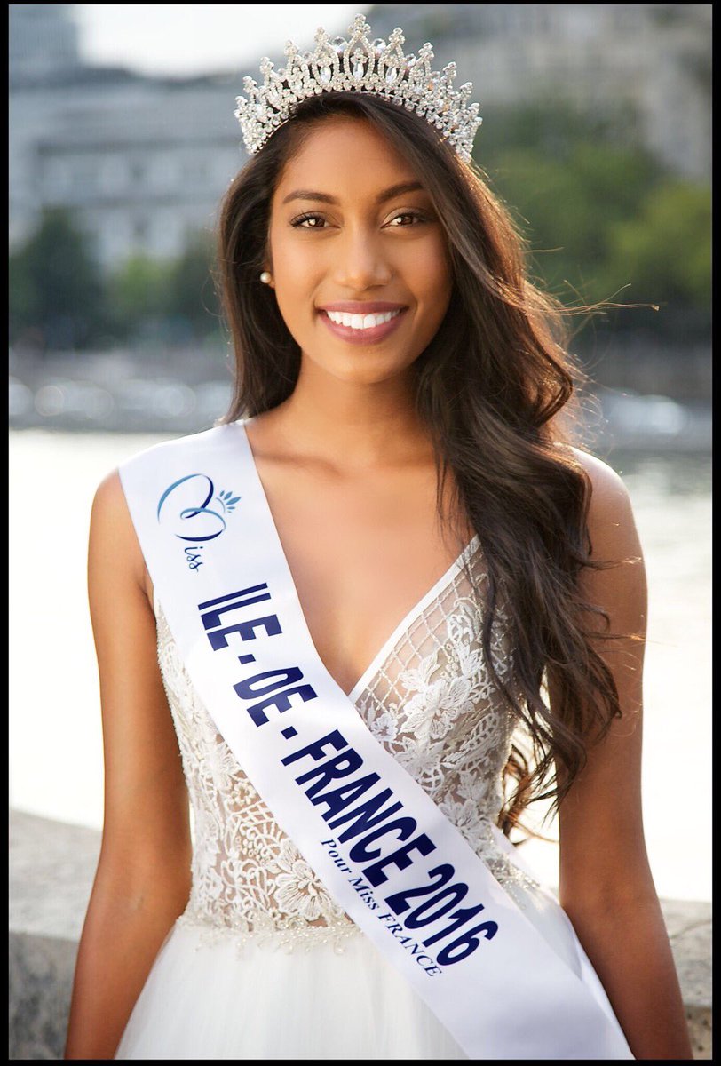 MPyaneeandeeoff's tweet photo. J'ai enfin ma photo officielle ! 😁 #missidf2016 https://t.co/q3z1otXFh4