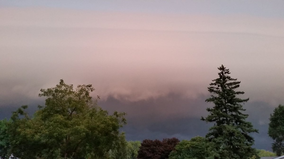 lyssabeansoup's tweet photo. These clouds are crazy! Watching this #stormfront in #chicago. @ABC @NBCNews https://t.co/c2MOFkuuHi