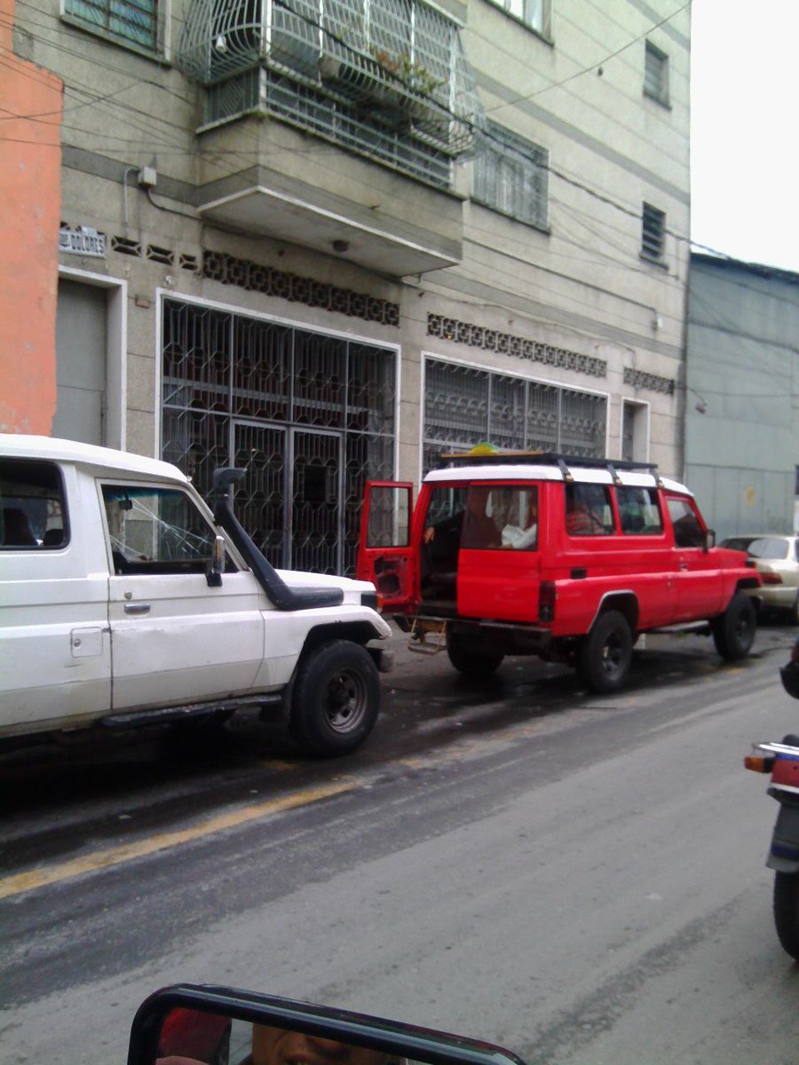 FrenteTranspor's tweet photo. @NicolasMaduro @ramolinap @DanielPSUV linea plan de la silsa trabajando normal por la revolucion sandro gallardo visitando lineas del transp https://t.co/tl5gteVEmk