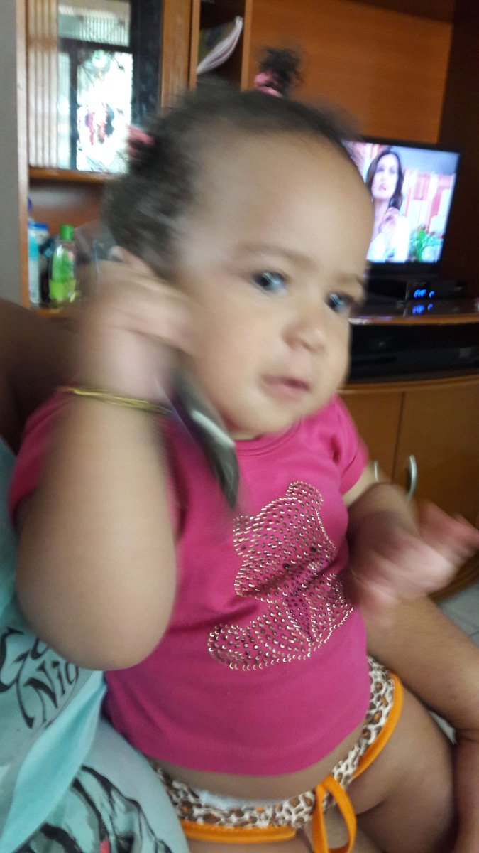 jdayane123456's tweet photo. Linda da mamãe dizendo ela que ta no telefone #aio https://t.co/a3TjvuQh5H