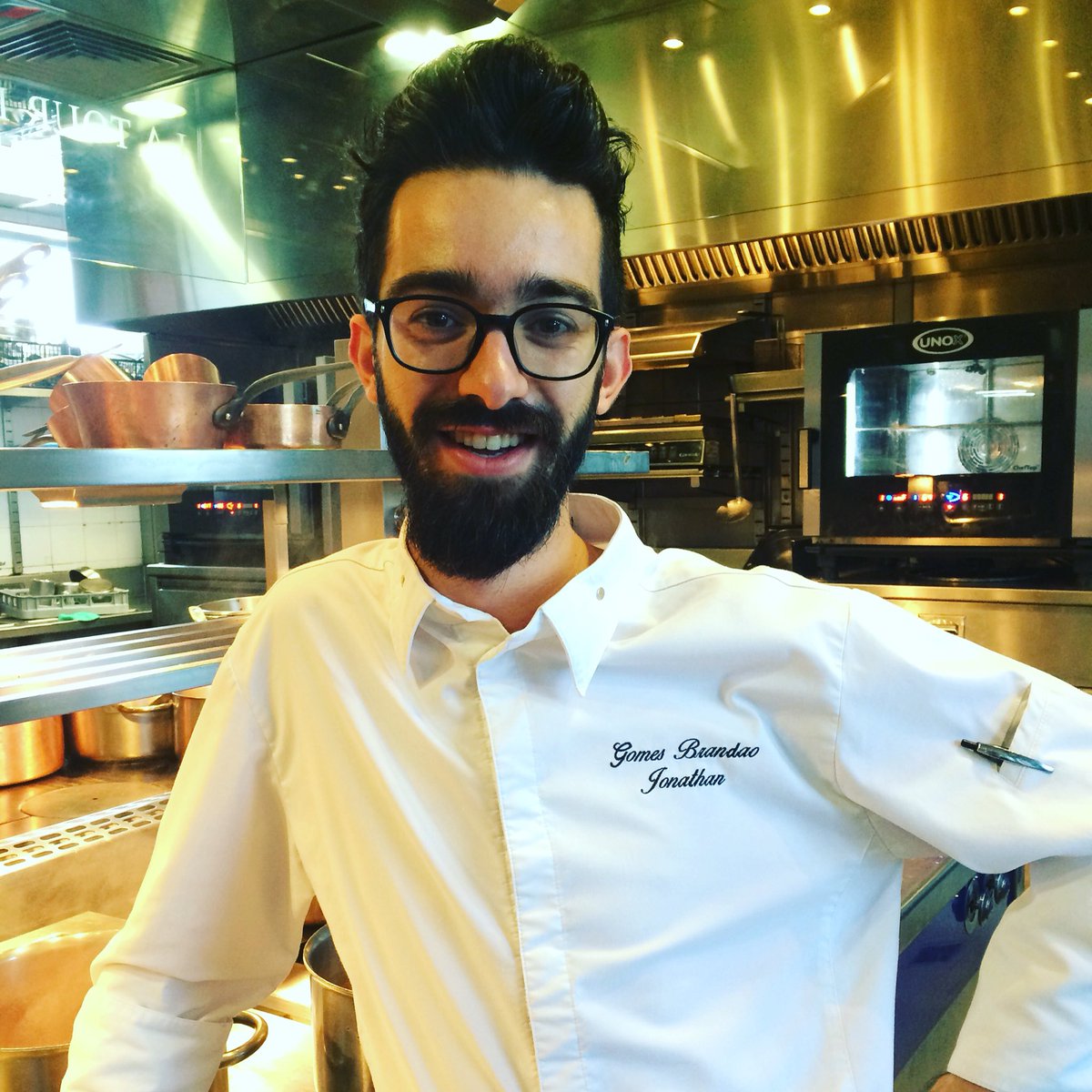 latourdargent's tweet photo. Jonathan Gomes Brandao, Sous-Chef, déniche des produits d’exception  #dreamteam #savoirfaire #qualite https://t.co/WTQvDxus1N