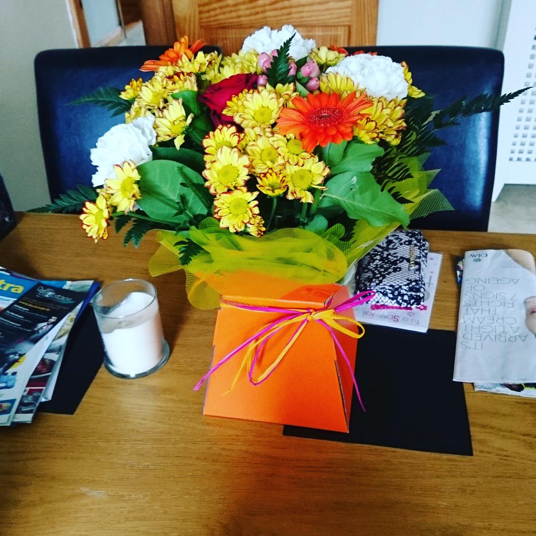 D2Tina's tweet photo. #feelingloved #gorgeousflowers 😊💚💚 https://t.co/KTGqUxEEUU
