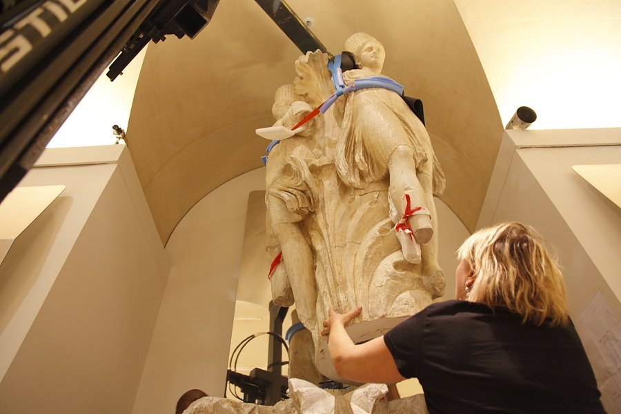 MuseeLouvre's tweet photo. Dans les #coulisses du #Louvre : l'accrochage de l'expo #CorpsEnMouvement se poursuit. Ouverture le 6 octobre 👉 https://t.co/UICZDEtIFN https://t.co/KaydL7nf4a