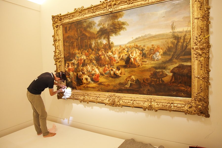 MuseeLouvre's tweet photo. Dans les #coulisses du #Louvre : l'accrochage de l'expo #CorpsEnMouvement se poursuit. Ouverture le 6 octobre 👉 https://t.co/UICZDEtIFN https://t.co/KaydL7nf4a