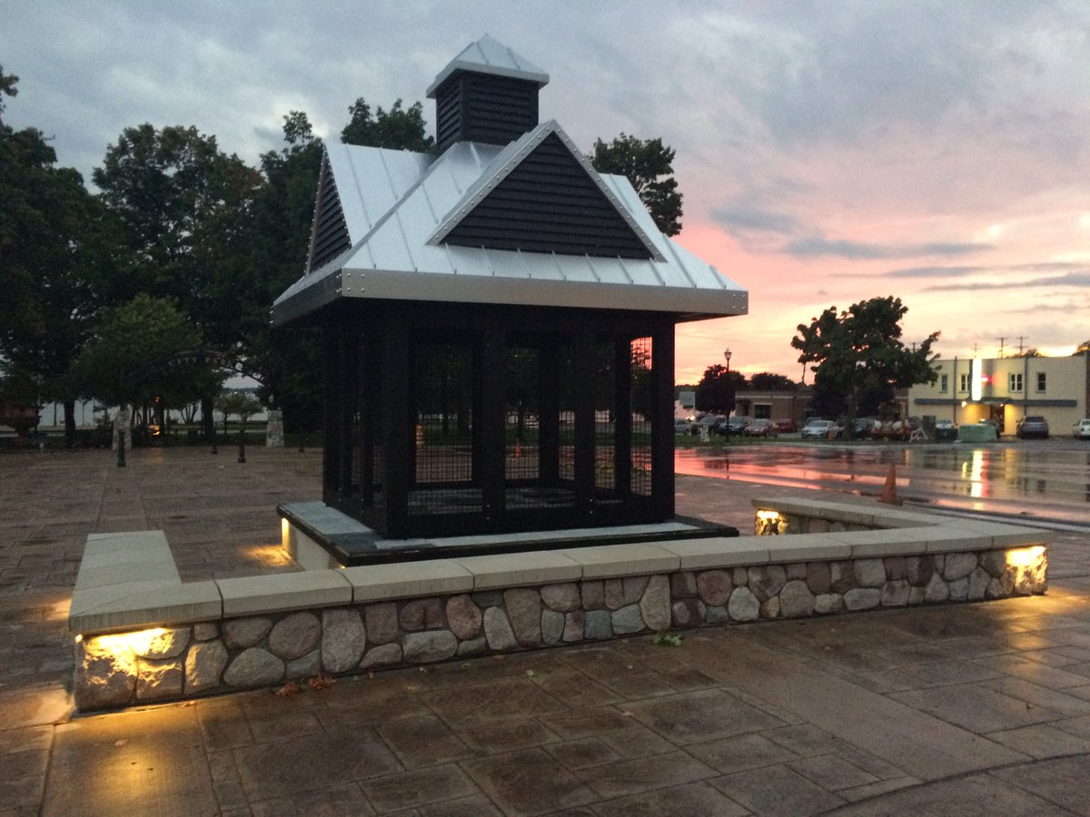 PositiveChimney's tweet photo. Sunset at @cadillaccommons .  #YourHomeThinkPositive #PureMichigan https://t.co/e5Vg7bCHT0