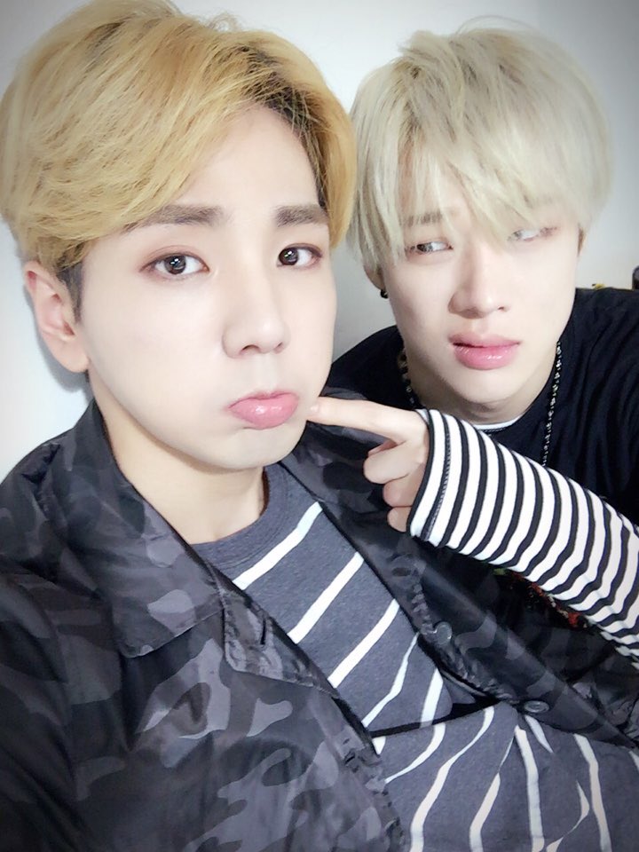 JSTAR_ZION's tweet photo. [#지온] 오늘 인스토어도 감사합니당 근데 겸이 왜케 잘생김..? #ZION #어색한사이 #칸 #겸 https://t.co/j6y3rQdsNa
