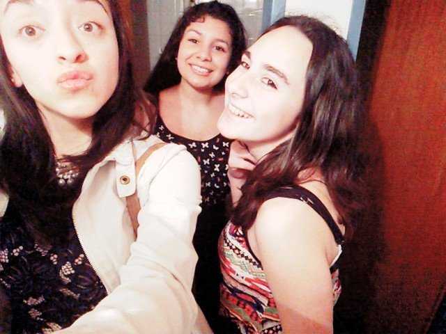 KarlaCarrizo3's tweet photo. Feliz dia para estas amigas🎉🎓🍻 Aunque no estudian mucho pero igual😂 Las amo #L3RC💞 @lujan0123 @MiliGarciia03 https://t.co/5AM7w8yDUH