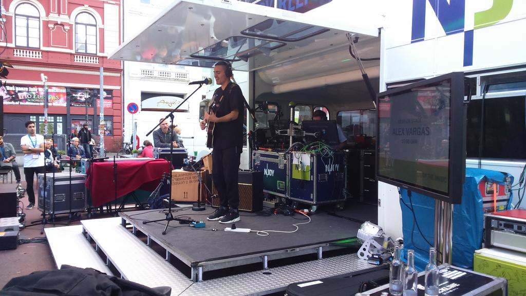 BTVHamburg's tweet photo. Es ist wieder Reeperbahnfestival-Zeit!! Los geht's am NJOY Reeperbus mit Alex Vargas #rbf16 https://t.co/pRJBaXeX0v