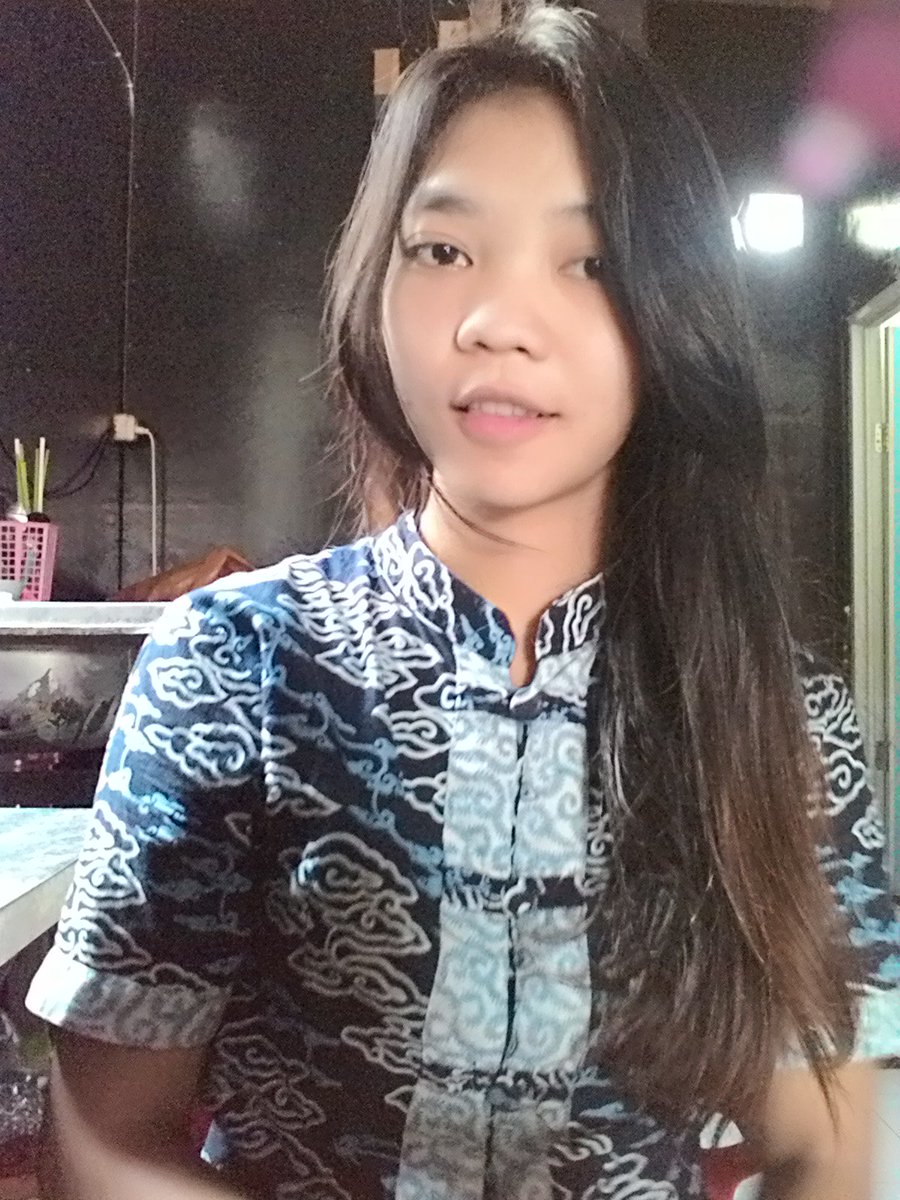 LiaBastard's tweet photo. Work.... pakek batik biar kliatan anak negri... https://t.co/ycnQ4ahfRX