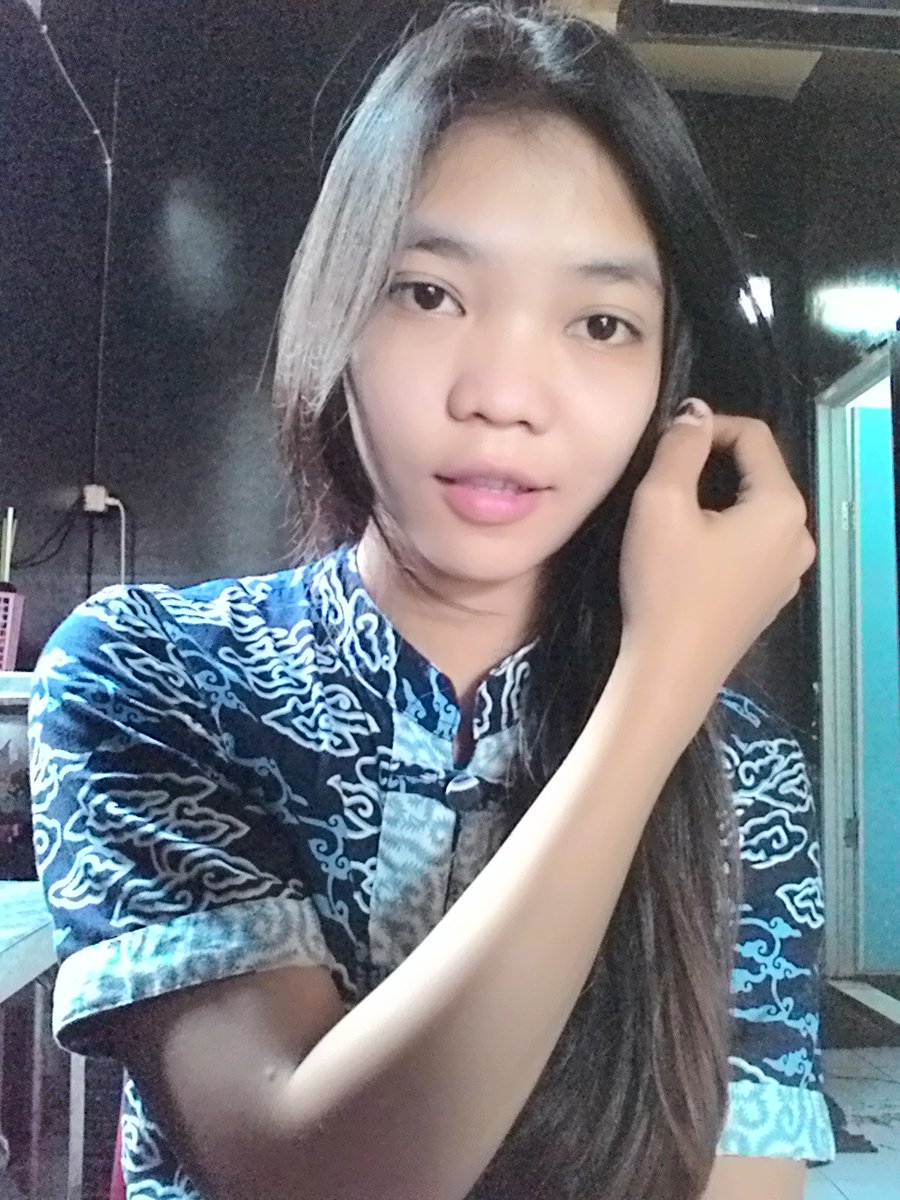 LiaBastard's tweet photo. Work.... pakek batik biar kliatan anak negri... https://t.co/ycnQ4ahfRX