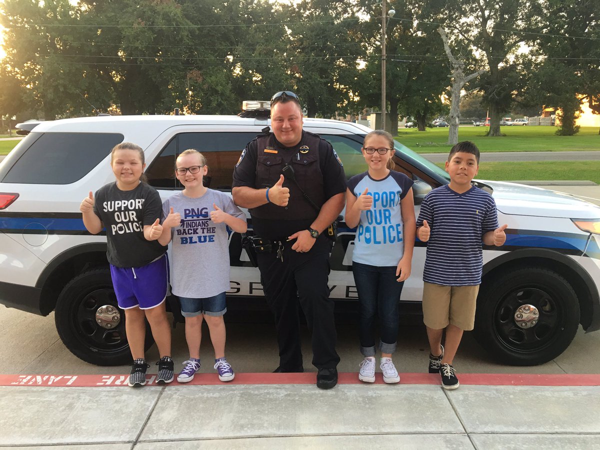 sbeans55's tweet photo. A few of our Groves kids supporting our officers. #pngbackstheblue #PNGproud #groveselementary https://t.co/YmpUDBGBx2