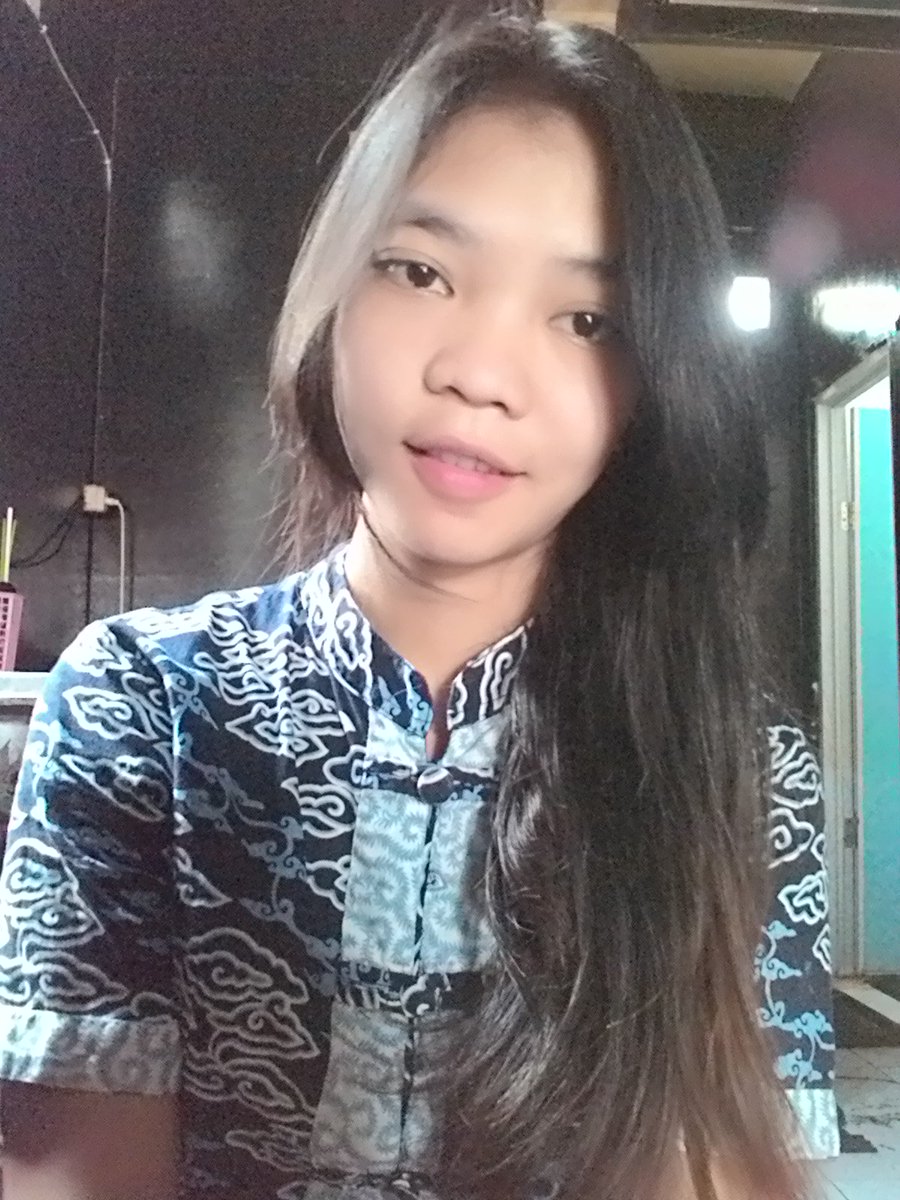 LiaBastard's tweet photo. Work.... pakek batik biar kliatan anak negri... https://t.co/ycnQ4ahfRX
