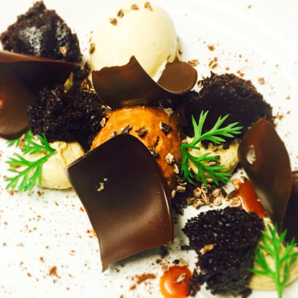 ChequersWooburn's tweet photo. Ready for #dessert? #Milkchocolatemousse, #cocoacake, espresso crémeux and #baileysicecream at The #ChequersInn https://t.co/BIZPzPcXCr https://t.co/2jwj6uTlFw