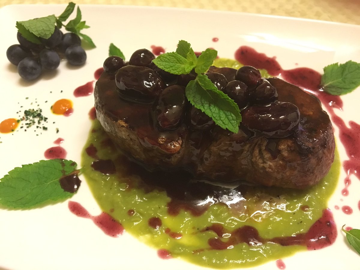 eristoGalloNero's tweet photo. #Filettodimanzo con uva saltata al chianti classico su crema di piselli 😋😋😋 https://t.co/g8zbLVsEV9