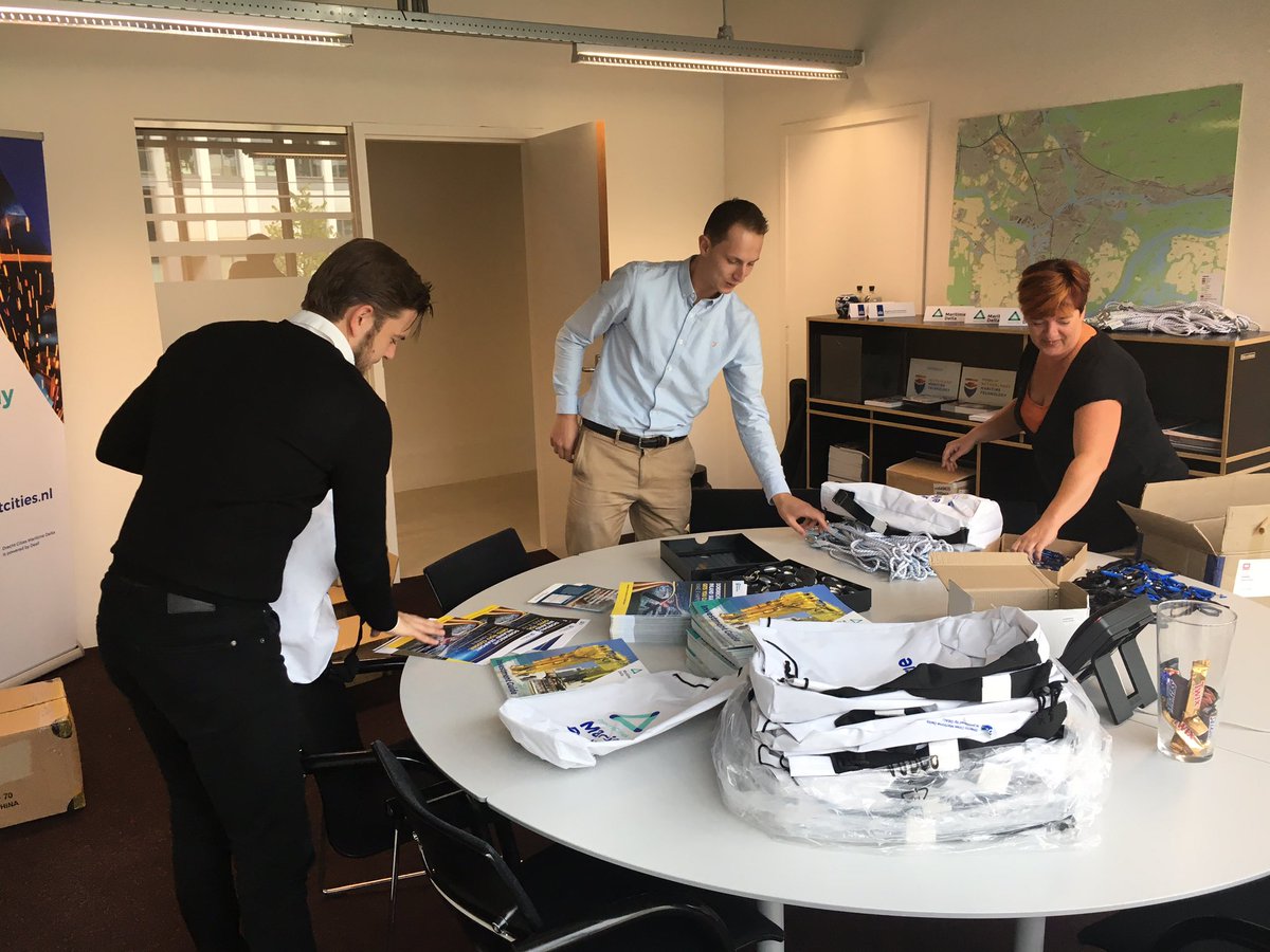 <a href="/DealDrecht/">Deal Drechtsteden</a> team in actie: inpakken giveaways <a href="/DrechtCitiesMD/">Deal Drecht Cities</a> voor #maritimetech conferentie