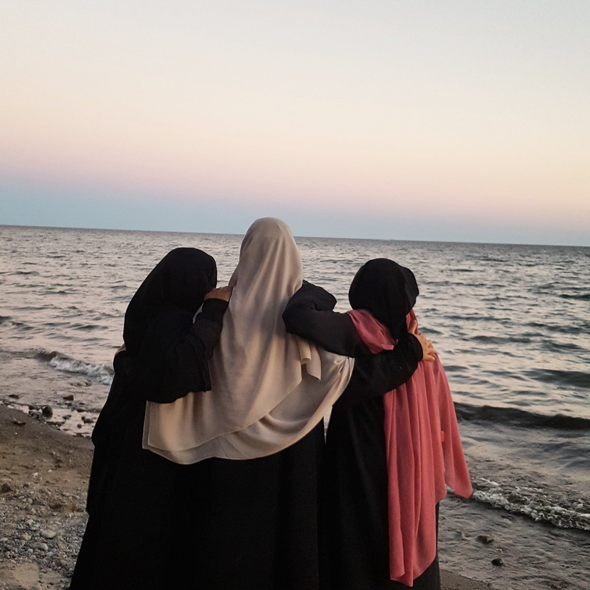 SunnahStyle's tweet photo. Sisterhood... #SunnahStyle #elegantlymodest #sunnahstyled https://t.co/2dDDxv1qGO