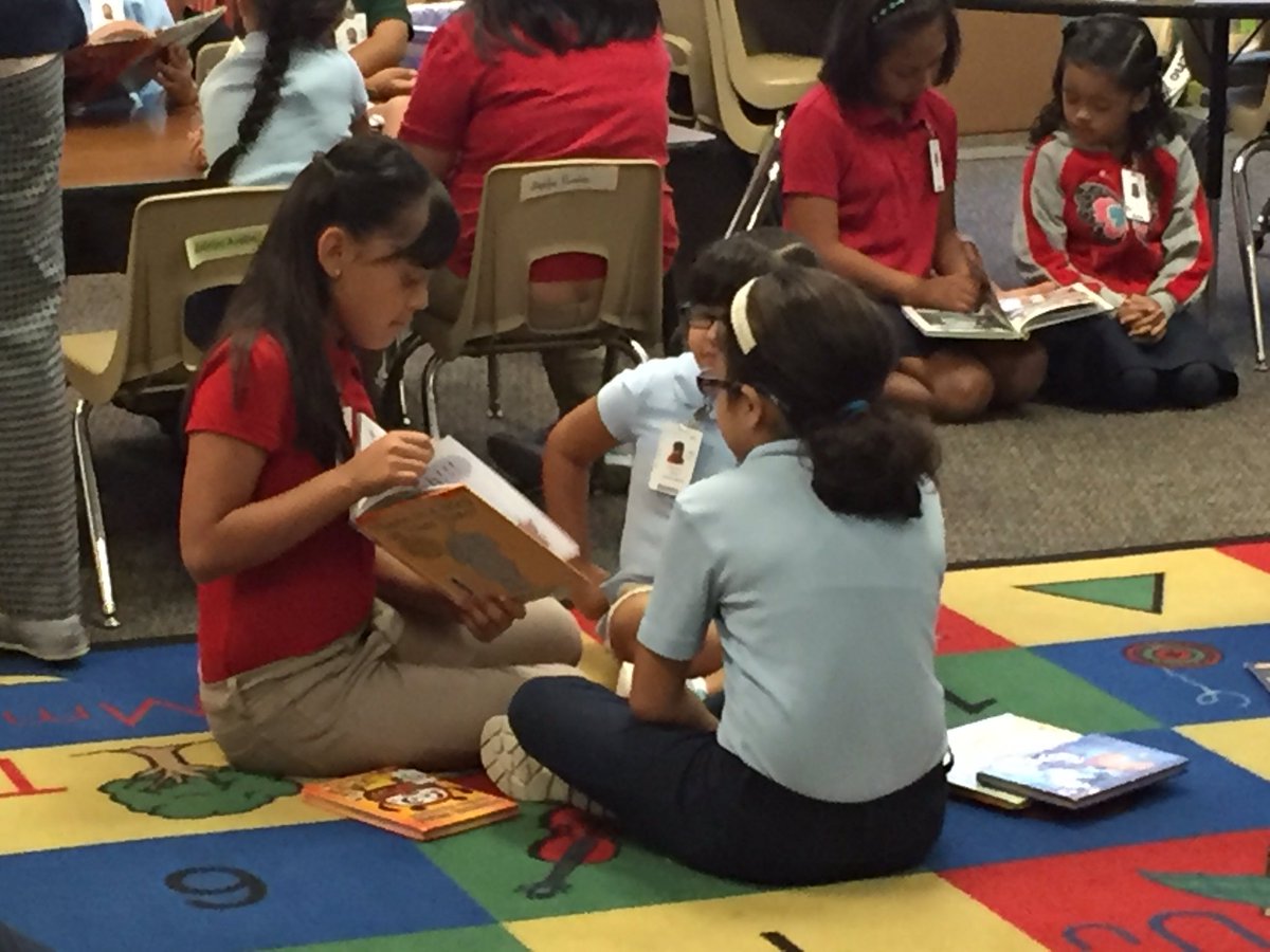 djimenez38K's tweet photo. Enjoying reading with a partner!! 📖📚Thank you guys in  Mrs @VelasquezLively class. https://t.co/WdNdgOBJfJ