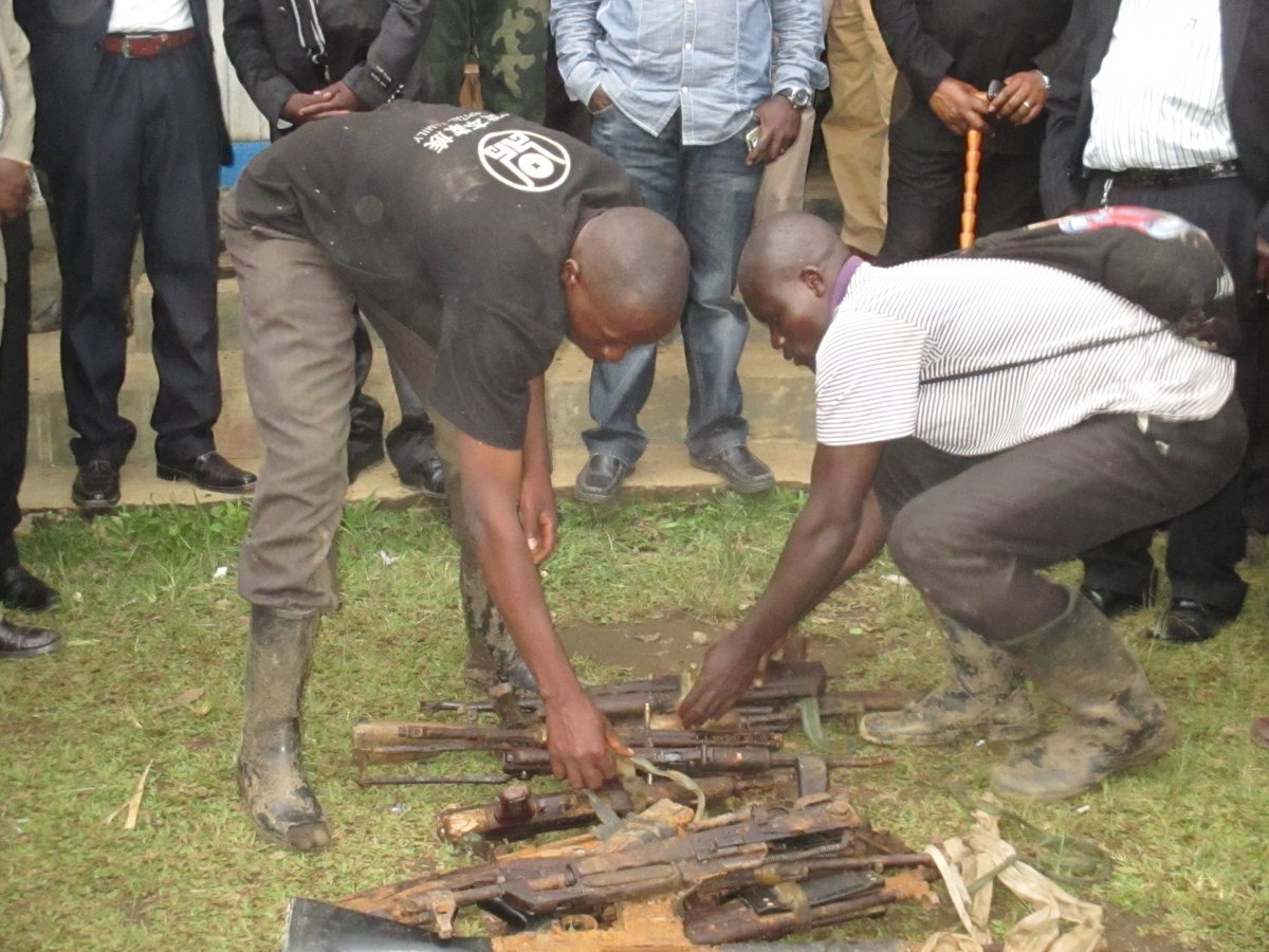 FMasunzu's tweet photo. REMISE DES ARMES A AUX FARDC A NYABIONDO PAR LE GROUPE APCLS. GEN JANVIER KARAIRI ABSENT. UNE REALITE OU MASCARADE… WAIT AND SEE. https://t.co/GS52ZxOcuL
