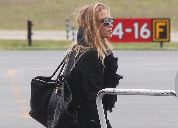 OlsensAnonymous's tweet photo. Airport style: Get Mary-Kate Olsen's cozy all-black look: https://t.co/kLMGLRbjt4 https://t.co/WYvd59LHoV