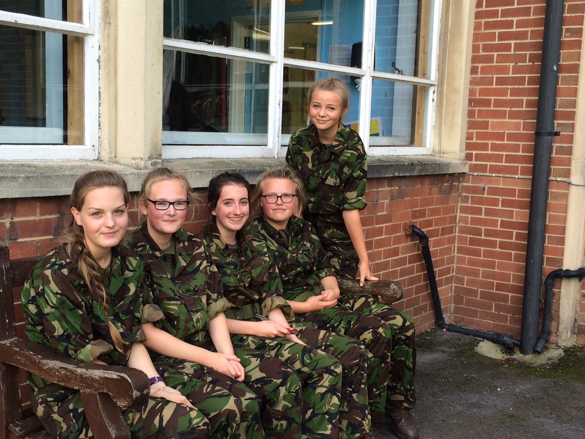 DCSMeadHouse's tweet photo. Preparing for gun run. Recovering from gun run. #meadlings having fun. #field day https://t.co/fAxI7qulgj