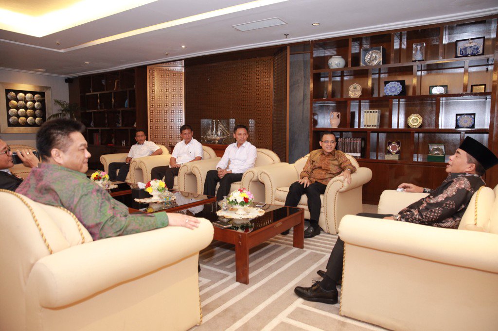 AzwarAnas_A3's tweet photo. Diterima Ketua DPR Pak Akom di ruangan beliau. Dukungan dan sinergi utk program2 pengembangan Banyuwangi. https://t.co/YojFl04aPq