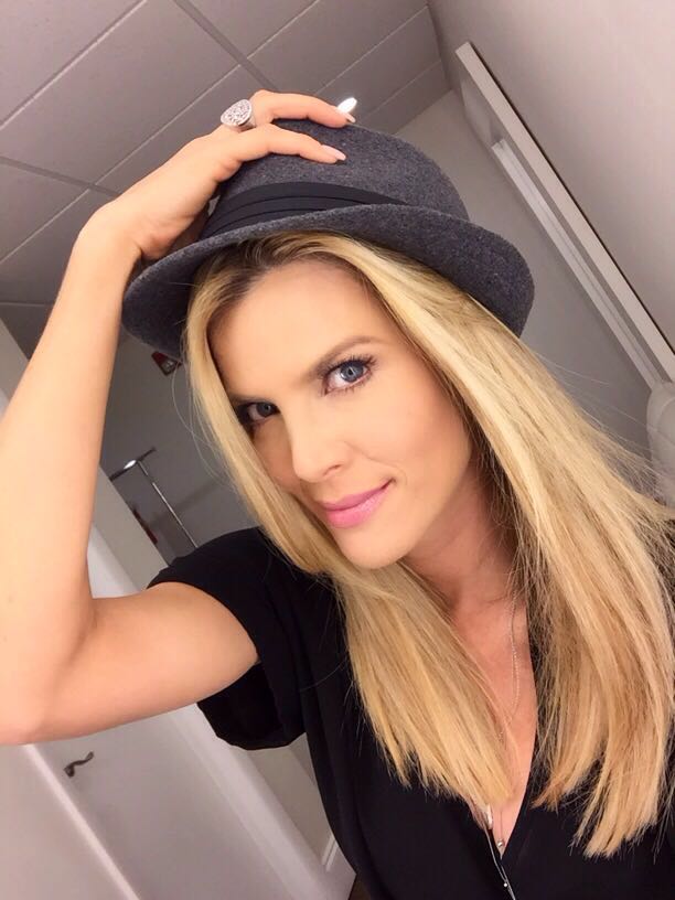 SarahMintzOf's tweet photo. You can leave your hat on.. 🎤🎧🎼 😂😂😂 Con o sin sombrero???? 👒😉 #FelizMiércoles 🙌🏼 #TeamMaritza https://t.co/dvwuoU4d1i