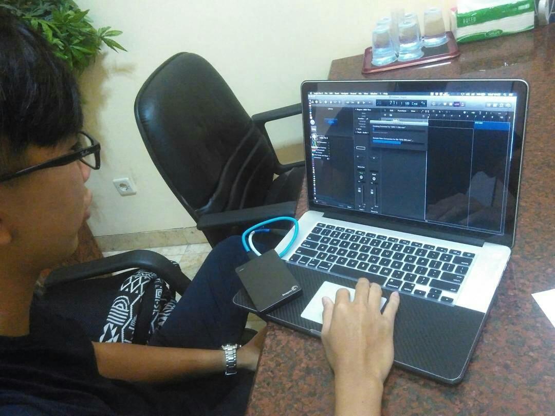 Lagi editing video HSOT di ofis <a href="/kelascintacom/">KC STAR</a>. Yg blm daftar, klik hitmansystem.com dan input code 2AB5A3 free membership 1 bulan 😊