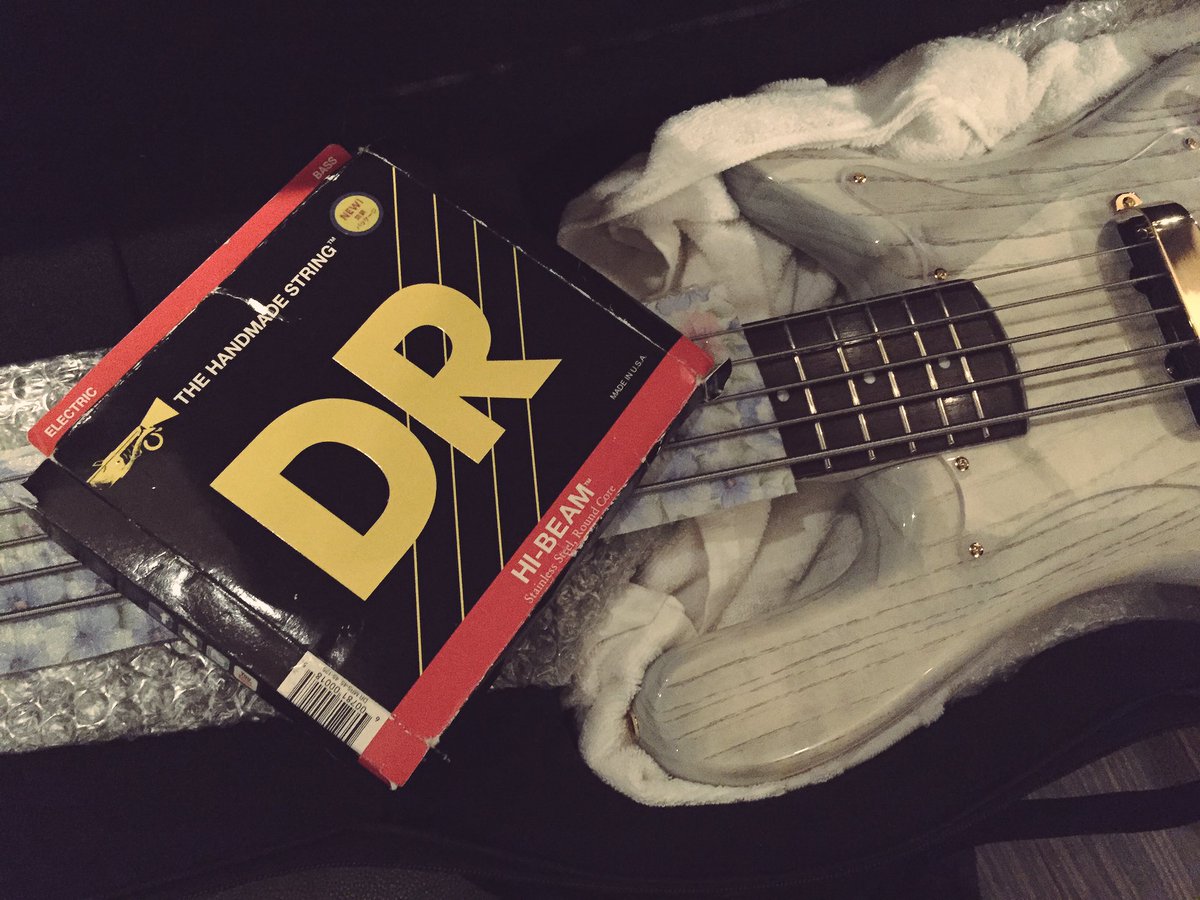 TakayukiMurata's tweet photo. いつもケースのポッケに、雨の日も風の日も、ひとつはDR弦を忍ばせてるんですが、今となってはこのデザインも懐かしいですなぁ。
#DRstrings #hibeam #warwick #札幌到着 https://t.co/l33GQj38R8