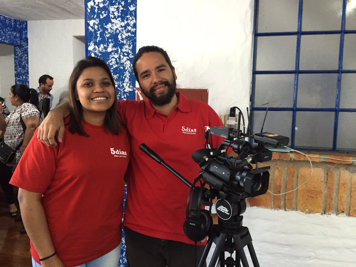 RadioLibrePy's tweet photo. ¡El equipo de @5diasPY presente en la #1200AM! Gracias por el constante apoyo :) #RadioLibre #SemanaLibre #AntorchaDeLaLibertad https://t.co/GrLjwAYWbe