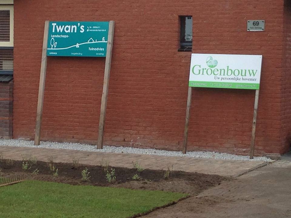 Hoveniersbedrijf @Groenbouw is druk bezig met de afrondende aanlegwerkzaamheden in Heerenveen o.b.v. het tuinontwerp <a href="/Twans_Landschap/">Twan Flokstra</a>